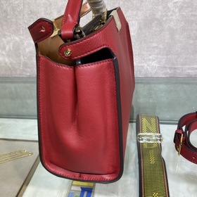 Сумка FENDI PEEKABOO ESSENTIALLY среднего размера Красный Материа