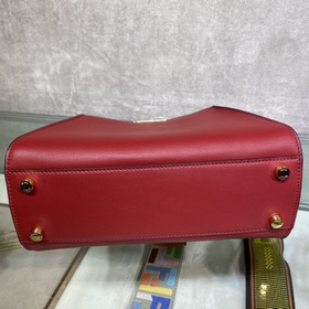 Сумка FENDI PEEKABOO ESSENTIALLY среднего размера Красный Материа