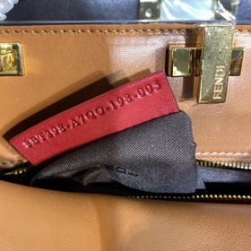 Сумка FENDI PEEKABOO ESSENTIALLY среднего размера Красный Материа