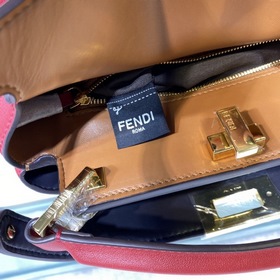 Сумка FENDI PEEKABOO ESSENTIALLY среднего размера Красный Материа