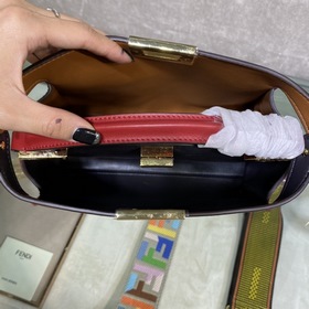 Сумка FENDI PEEKABOO ESSENTIALLY среднего размера Красный Материа