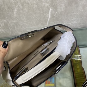 Сумка FENDI PEEKABOO ESSENTIALLY среднего размера Белый Материал：