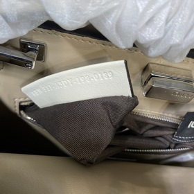 Сумка FENDI PEEKABOO ESSENTIALLY среднего размера Белый Материал：
