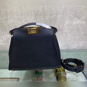 Сумка FENDI PEEKABOO ESSENTIALLY среднего размера Черный Изготовл