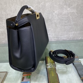 Сумка FENDI PEEKABOO ESSENTIALLY среднего размера Черный Изготовл