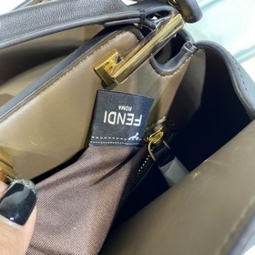 Сумка FENDI PEEKABOO ESSENTIALLY среднего размера Черный Изготовл
