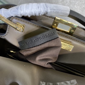 Сумка FENDI PEEKABOO ESSENTIALLY среднего размера Черный Изготовл