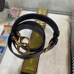 Сумка FENDI PEEKABOO ESSENTIALLY среднего размера Черный Изготовл