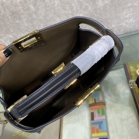 Сумка FENDI PEEKABOO ESSENTIALLY среднего размера Черный Изготовл