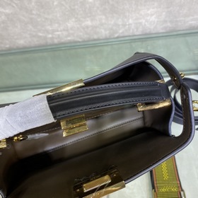 Сумка FENDI PEEKABOO ESSENTIALLY среднего размера Черный Изготовл
