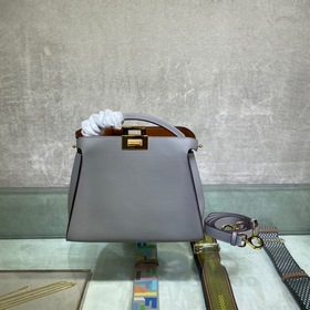 Сумка FENDI PEEKABOO ESSENTIALLY среднего размера Изготовлена из