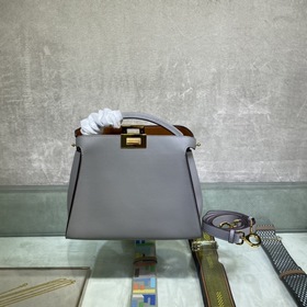 Сумка FENDI PEEKABOO ESSENTIALLY среднего размера Изготовлена из 