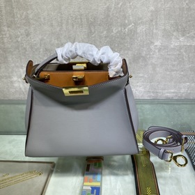 Сумка FENDI PEEKABOO ESSENTIALLY среднего размера Изготовлена из 