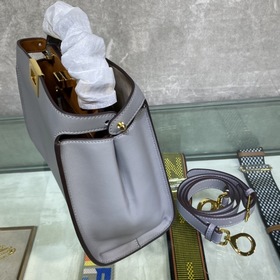 Сумка FENDI PEEKABOO ESSENTIALLY среднего размера Изготовлена из 