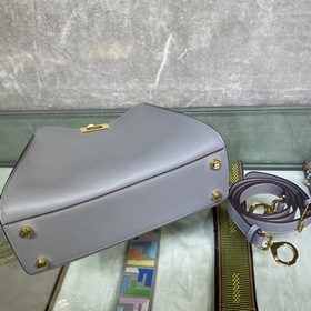 Сумка FENDI PEEKABOO ESSENTIALLY среднего размера Изготовлена из 