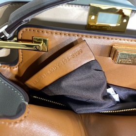 Сумка FENDI PEEKABOO ESSENTIALLY среднего размера Изготовлена из 