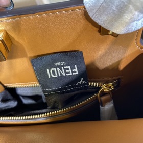 Сумка FENDI PEEKABOO ESSENTIALLY среднего размера Изготовлена из 