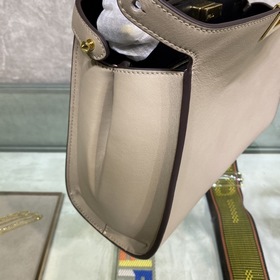 Средняя сумка FENDI PEEKABOO ESSENTIALLY Материал： телячья кожа ц