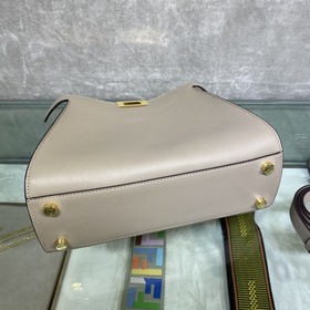 Средняя сумка FENDI PEEKABOO ESSENTIALLY Материал： телячья кожа ц