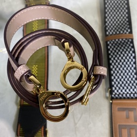 Средняя сумка FENDI PEEKABOO ESSENTIALLY Материал： телячья кожа ц