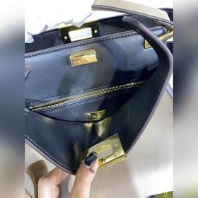 Средняя сумка FENDI PEEKABOO ESSENTIALLY Материал： телячья кожа ц
