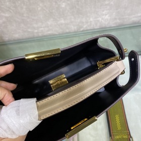 Средняя сумка FENDI PEEKABOO ESSENTIALLY Материал： телячья кожа ц