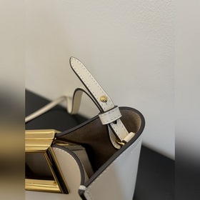 FENDI Way маленькая сумка бежевого цвета Изготовлена из телячьей