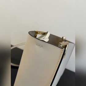 FENDI Way маленькая сумка бежевого цвета Изготовлена из телячьей