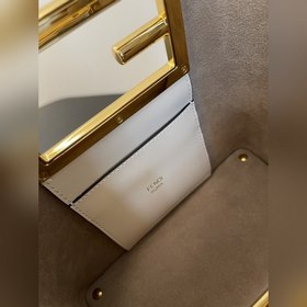 FENDI Way маленькая сумка бежевого цвета Изготовлена из телячьей