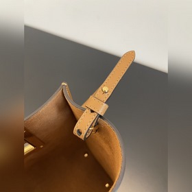 FENDI Way маленькая сумка карального цвета Изготовлена из телячье