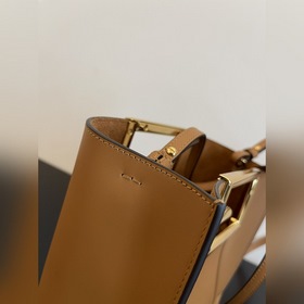 FENDI Way маленькая сумка карального цвета Изготовлена из телячье
