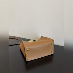FENDI Way маленькая сумка карального цвета Изготовлена из телячье