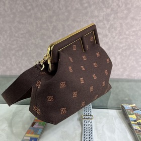 FENDI First большая сумка Изготовлена из фланели с вышитым узоро