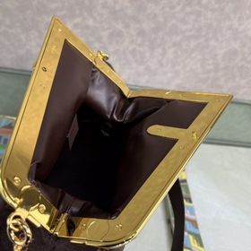 FENDI First большая сумка Изготовлена из фланели с вышитым узоро