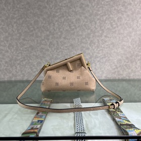 FENDI First маленькая сумка Изготовлена из фланели с вышитым узор