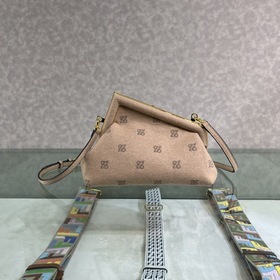 FENDI First маленькая сумка Изготовлена из фланели с вышитым узор