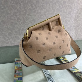 FENDI First большая сумка Изготовлена из фланели с вышитым узоро