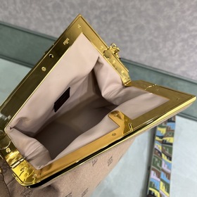 FENDI First большая сумка Изготовлена из фланели с вышитым узоро