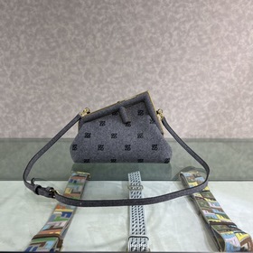 FENDI First маленькая сумка Изготовлена из фланели с вышитым узор