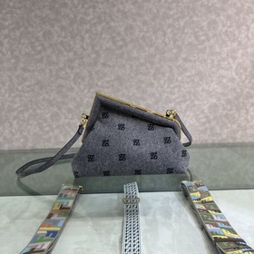 FENDI First маленькая сумка Изготовлена из фланели с вышитым узор