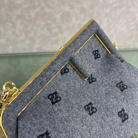 FENDI First маленькая сумка Изготовлена из фланели с вышитым узор