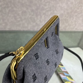 FENDI First маленькая сумка Изготовлена из фланели с вышитым узор
