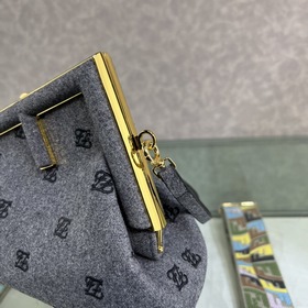FENDI First маленькая сумка Изготовлена из фланели с вышитым узор