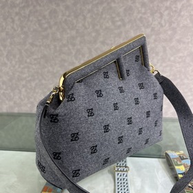 FENDI First большая сумка Изготовлена из фланели с вышитым узором