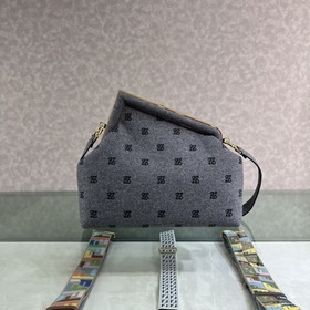 FENDI First большая сумка Изготовлена из фланели с вышитым узором