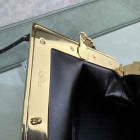 FENDI First маленькая сумка Изготовлена из фланели с вышитым узор