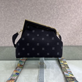 FENDI First большая сумка Изготовлена из фланели с вышитым узором