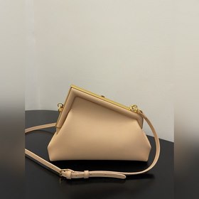 FENDI First маленькая сумка, светло-розовый Изготовлена из мягкой