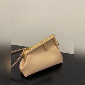 FENDI First маленькая сумка, светло-розовый Изготовлена из мягкой