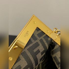 FENDI First маленькая сумка, светло-розовый Изготовлена из мягкой